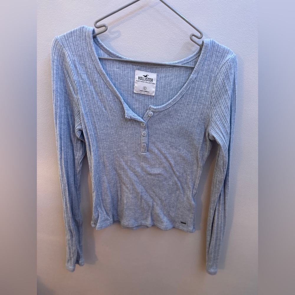Light blue Hollister must have collection top
